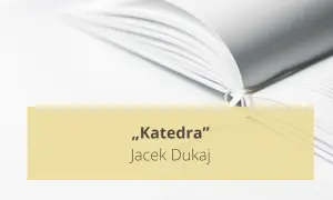 Otwarta książka z tekstem "Katedra" Jacek Dukaj na żółtym tle.