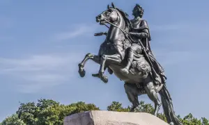 Pomnik Piotra Wielkiego na koniu, wznoszący się na tle błękitnego nieba.