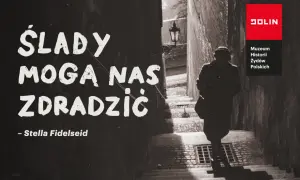 Czarno-białe zdjęcie postaci idącej po schodach, z tekstem "Ślady mogą nas zdradzić".