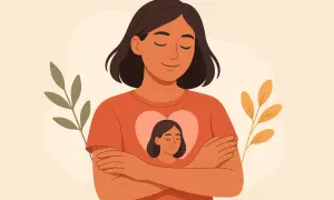 Ilustracja kobiety obejmującej się, z jej podobizną w sercu na koszulce.