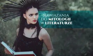 Kobieta w czarnej kreacji i ozdobnej koronie trzyma otwartą książkę.