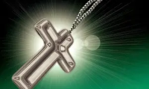 Metalowy krzyż na tle promieni światła.
