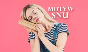 Młoda kobieta w okularach śpi z książką na tle różowym.