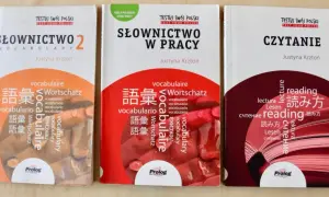 Trzy okładki książek do nauki języka polskiego: "Słownictwo 2", "Słownictwo w pracy" i "Czytanie".