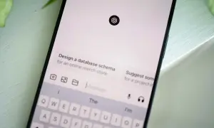 Ekran smartfona z interfejsem czatu AI, klawiaturą i ikoną ChatGPT.