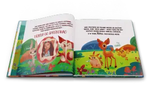 Otwarta książeczka z ilustracją zwierzątek i dziewczynki w okrągłej ramce.