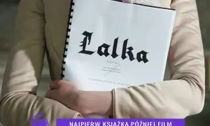 Osoba trzyma scenariusz filmu "Lalka" na podstawie powieści Bolesława Prusa.