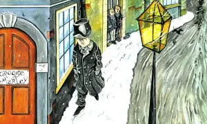 Ilustracja przedstawia Ebenzera Scrooge'a w czapce i płaszczu, idącego w śnieżny wieczór ulicą.