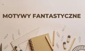 Notatnik, ołówki, linijka i spinacze na jasnym tle z napisem "Motywy fantastyczne".