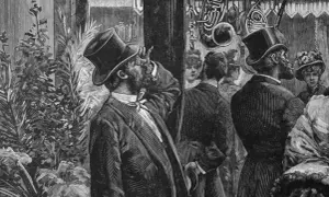 Ilustracja z "Lalki": mężczyźni w cylindrach i kobiety w strojach z epoki, w tle instrumenty muzyczne.