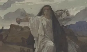 Antygona w białej todze i czarnym welonie, trzymająca kamień, na tle gór i miasta.