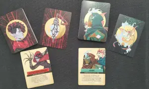 Kilka kart do gry z ilustracjami postaci fantasy i tekstem w języku polskim.