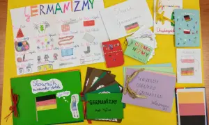 Kolorowa wystawa prac plastycznych i słowniczków na temat germanizmów w języku polskim.