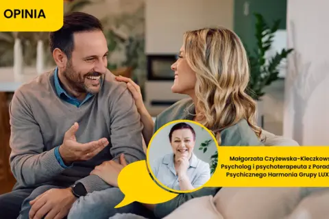 Para rozmawia, kobieta kładzie dłoń na ramieniu mężczyzny. W tle zdjęcie psycholog.