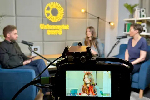 Nagranie rozmowy trzech osób w studiu z logo SWPS w tle.