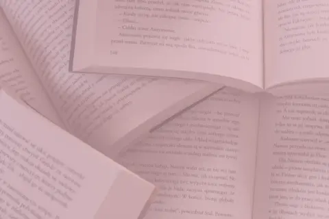 Literatura współczesna od kiedy? Poznaj jej początki i znaczenie