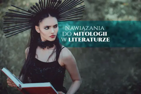 Kobieta w czarnej kreacji i ozdobnej koronie trzyma otwartą książkę.
