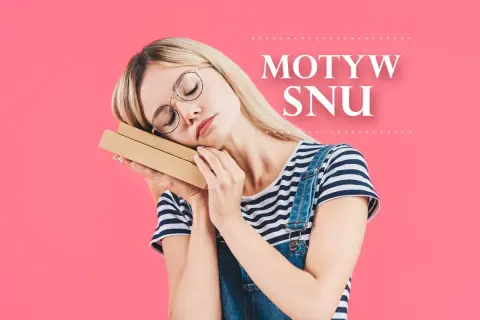 Młoda kobieta w okularach śpi z książką na tle różowym.