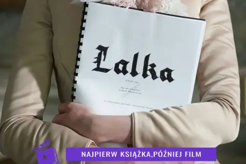 Osoba trzyma scenariusz filmu "Lalka" na podstawie powieści Bolesława Prusa.