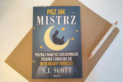 Okładka książki "Pisz jak mistrz" z sylwetką piszącego na laptopie na tle księżyca i gwiazd.