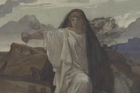 Antygona w białej todze i czarnym welonie, trzymająca kamień, na tle gór i miasta.