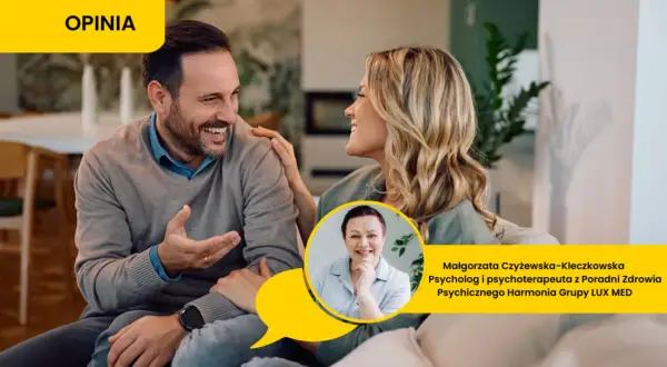 Para rozmawia, kobieta kładzie dłoń na ramieniu mężczyzny. W tle zdjęcie psycholog.