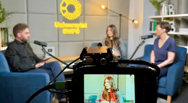 Nagranie rozmowy trzech osób w studiu z logo SWPS w tle.