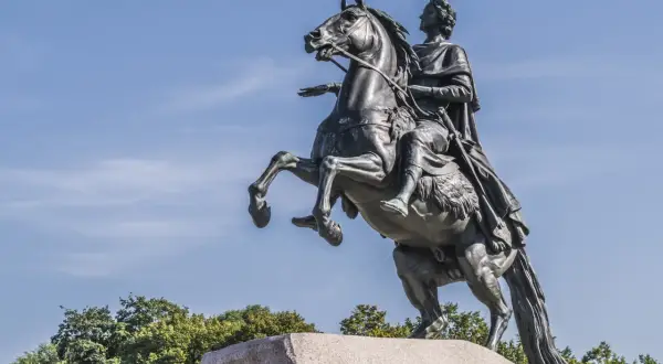 Pomnik Piotra Wielkiego na koniu, wznoszący się na tle błękitnego nieba.