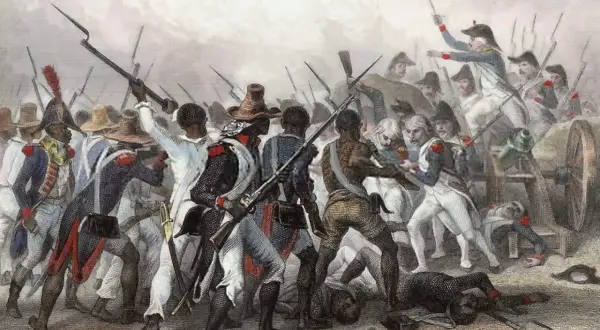 Bitwa z żołnierzami w historycznych strojach, z bronią białą i palną, w tle armata.