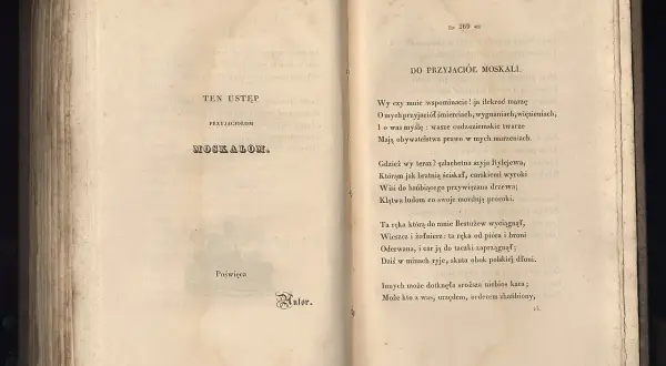 Otwarta stara księga z tekstem wiersza "Do przyjaciół Moskali" Adama Mickiewicza.