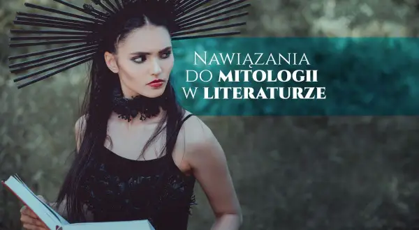 Kobieta w czarnej kreacji i ozdobnej koronie trzyma otwartą książkę.