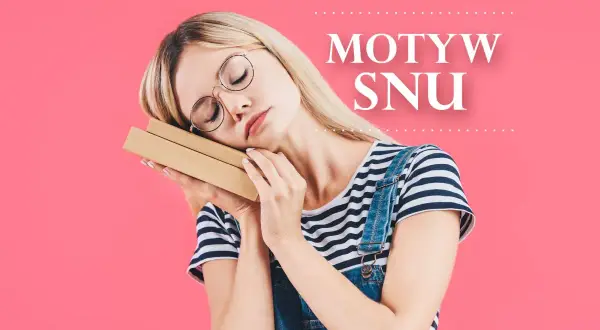 Młoda kobieta w okularach śpi z książką na tle różowym.