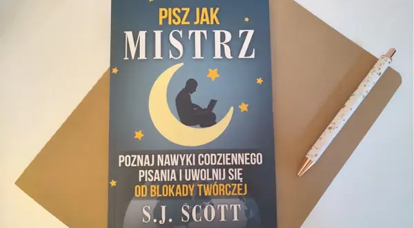 Okładka książki "Pisz jak mistrz" z sylwetką piszącego na laptopie na tle księżyca i gwiazd.