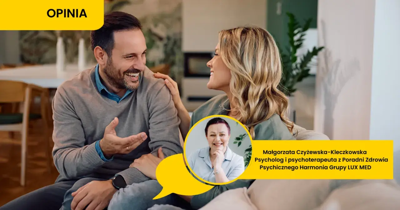 Para rozmawia, kobieta kładzie dłoń na ramieniu mężczyzny. W tle zdjęcie psycholog.
