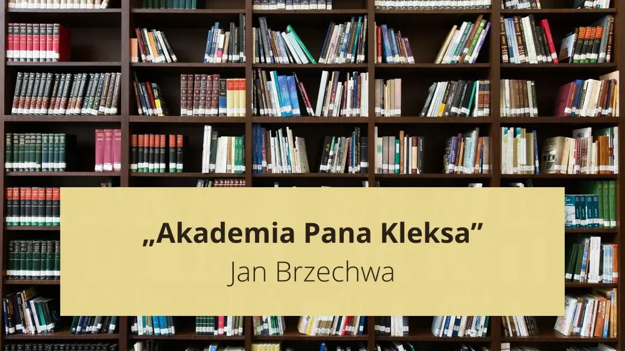Półki z książkami, na środku żółty prostokąt z napisem „Akademia Pana Kleksa” i Jan Brzechwa.