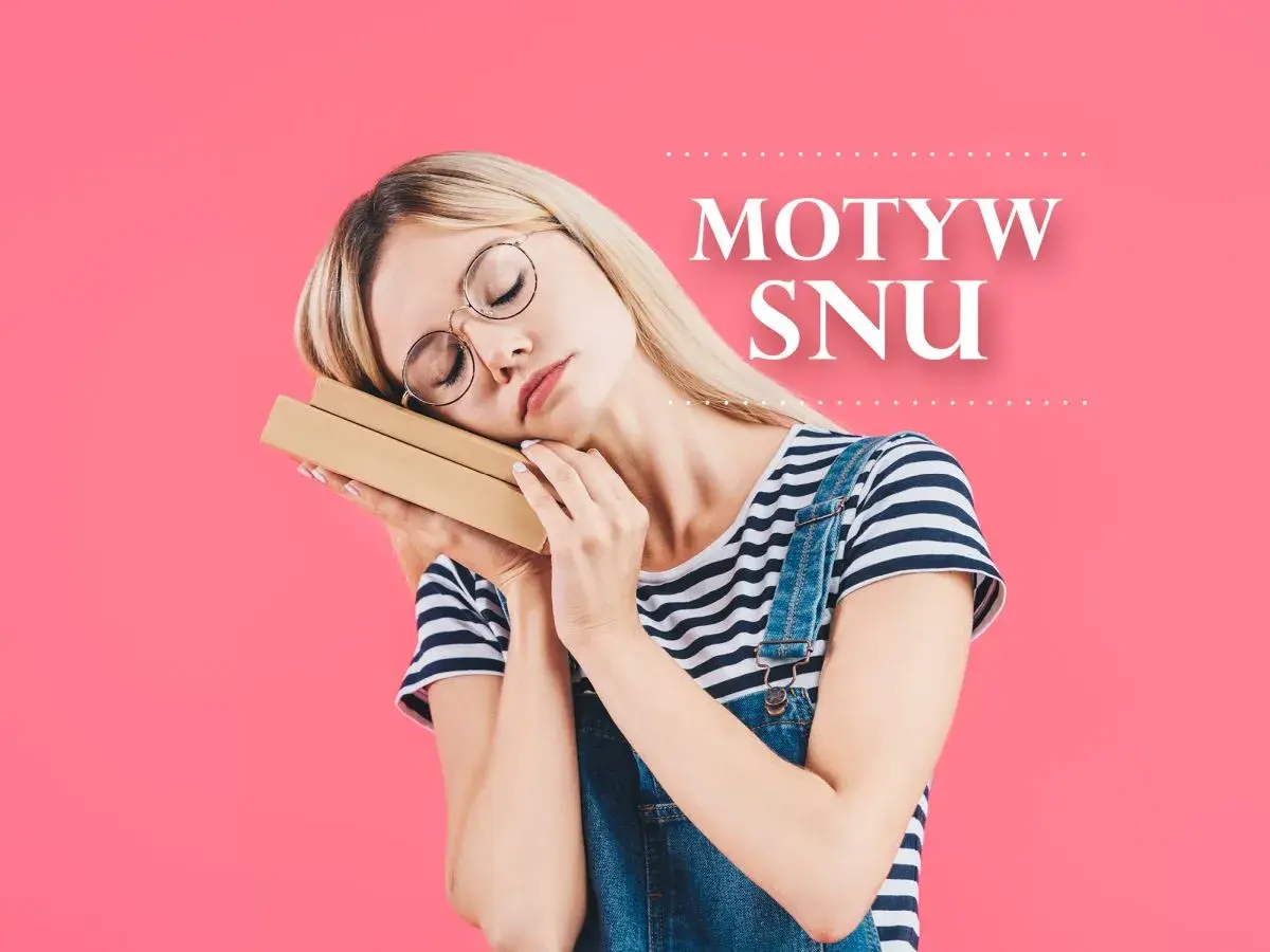 Młoda kobieta w okularach śpi z książką na tle różowym.