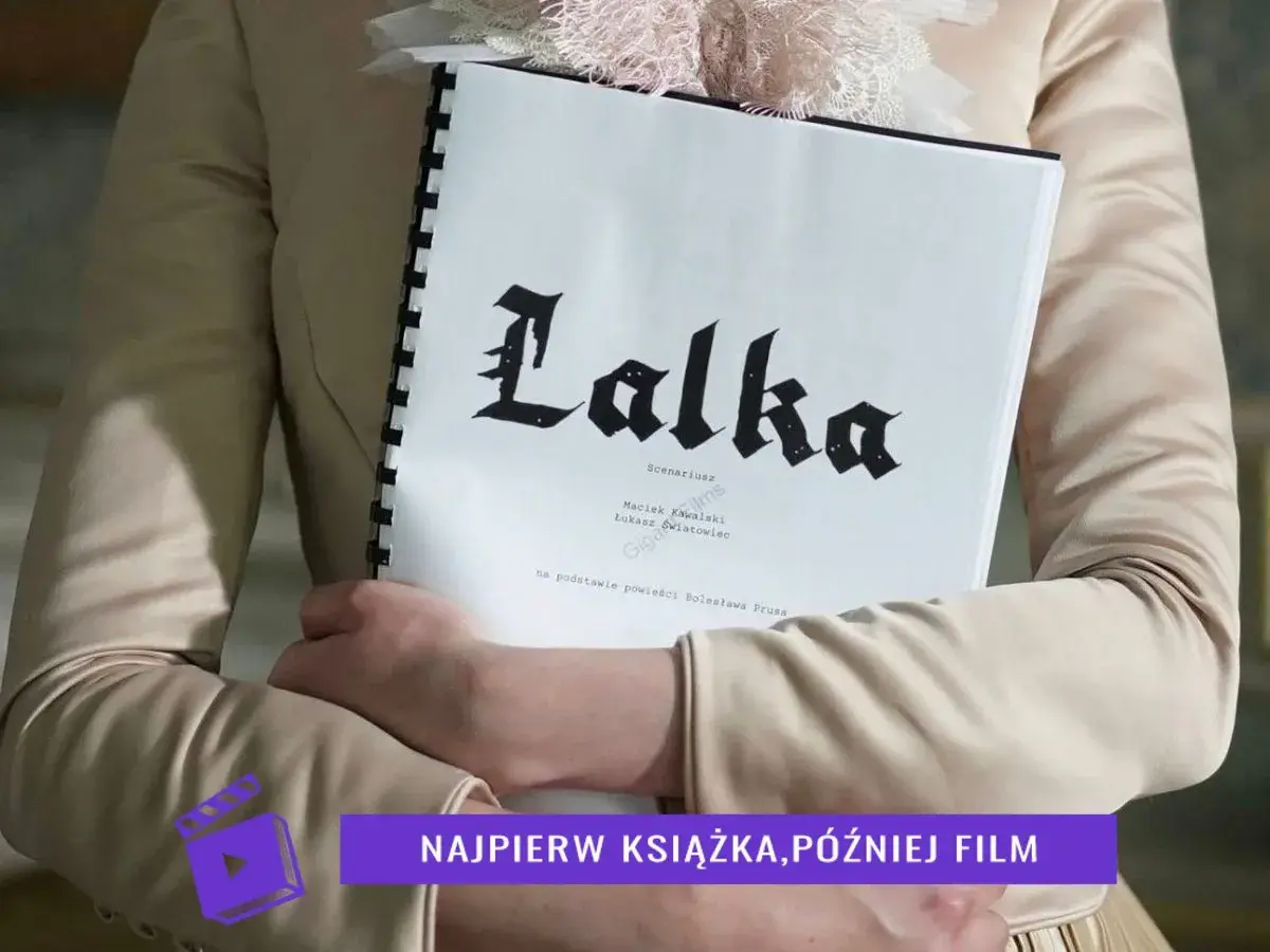 Osoba trzyma scenariusz filmu "Lalka" na podstawie powieści Bolesława Prusa.