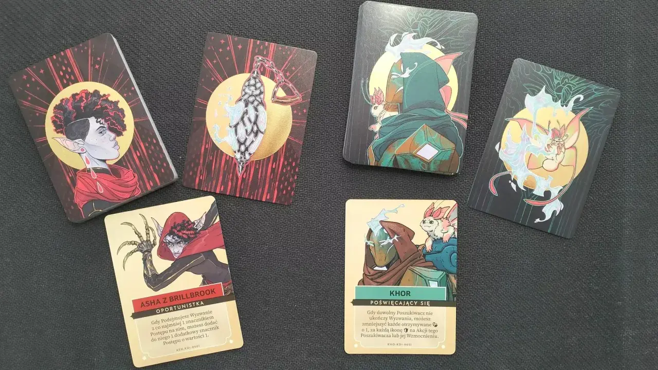 Kilka kart do gry z ilustracjami postaci fantasy i tekstem w języku polskim.