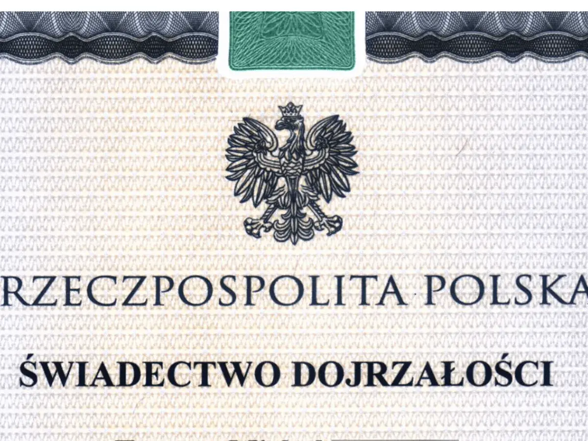 Fragment polskiego świadectwa dojrzałości z godłem orła.