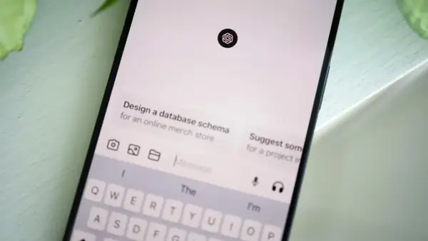 Ekran smartfona z interfejsem czatu AI, klawiaturą i ikoną ChatGPT.
