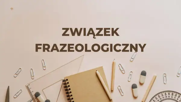 Związek frazeologiczny - tekst na tle przyborów szkolnych.